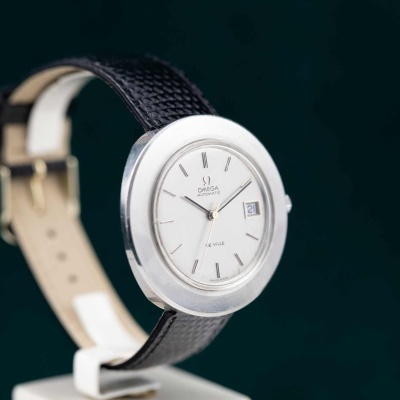 Relógio Omega De Ville automático com mostrador branco e pulseira preta