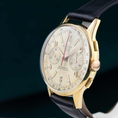 Relógio de pulso dourado com mostrador creme e correia castanho escuro