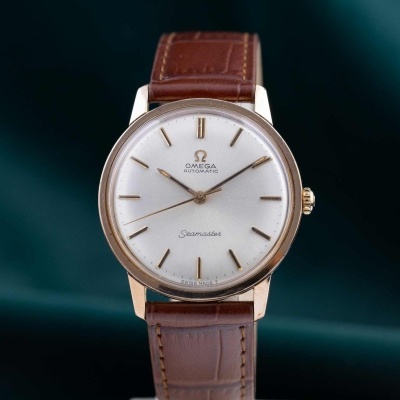 Relógio Omega Seamaster automático com pulseira de couro castanha e mostrador branco