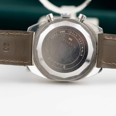 Relógio com bracelete de couro castanho e verso da caixa em metal prateado