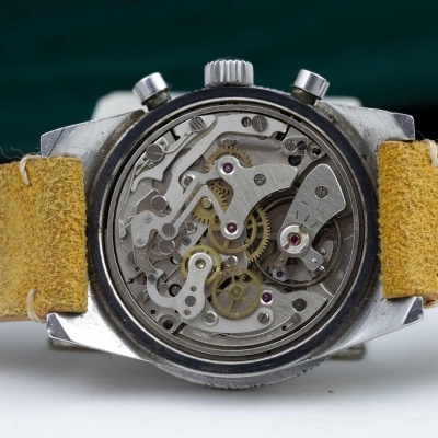 Relógio mecânico com bracelete em couro bege e mostrador transparente