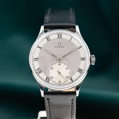 Relógio Omega com bracelete de couro preto e mostrador com numerais romanos