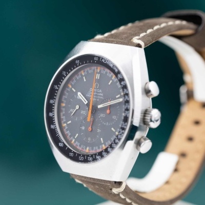 Relógio Omega Speedmaster Professional Mark II com caixa de aço e bracelete castanha