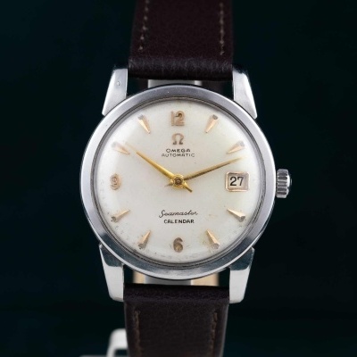 Relógio Omega Seamaster com mostrador branco e bracelete castanha
