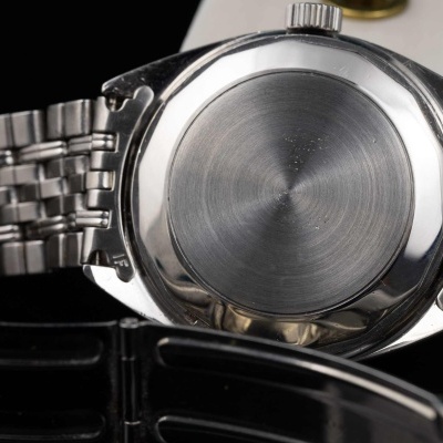 Relógio prateado em metal com bracelete e fundo polido