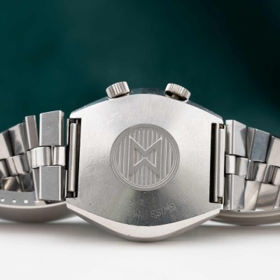 Relógio de pulso em aço inoxidável com bracelete metálica e verso gravado