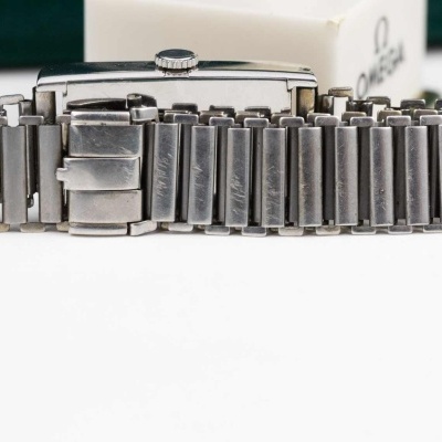 Relógio de pulso metálico com bracelete prateada e fundo branco