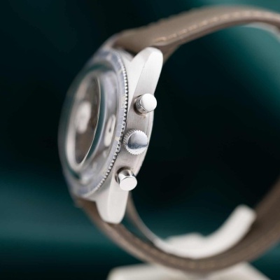 Relógio de pulso com caixa metálica prateada e bracelete de couro castanho claro