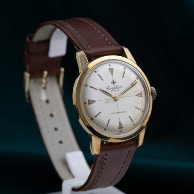 relógio de pulso vintage com bracelete castanha e mostrador branco