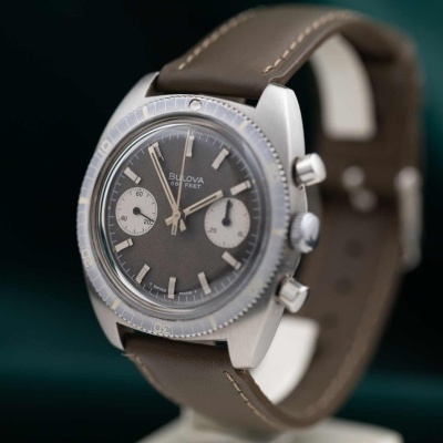 Relógio Bulova com bracelete castanha e mostrador preto com detalhes cinza