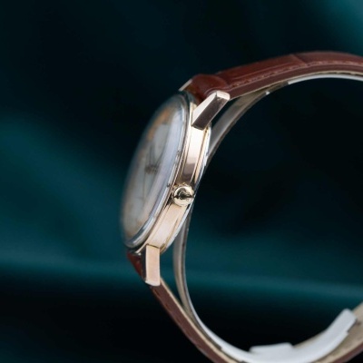 Relógio de pulso com caixa prateada e bracelete castanha de pele