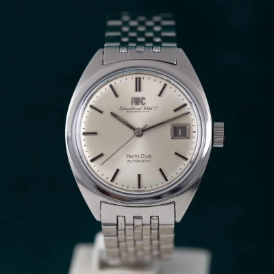 Relógio IWC metálico prateado com mostrador branco e bracelete em metal