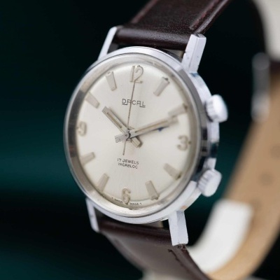 Relógio de pulso com bracelete castanha em pele e mostrador creme