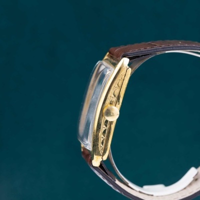 Relógio de pulso dourado com bracelete em pele castanha