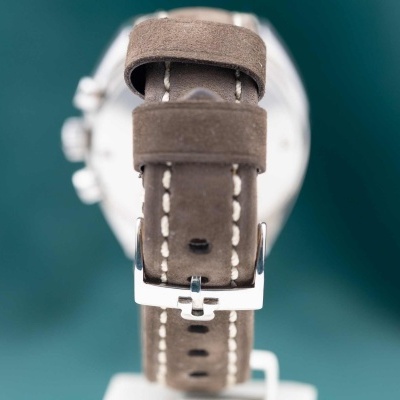 Relógio com bracelete de couro castanho escuro e fivela metálica prateada