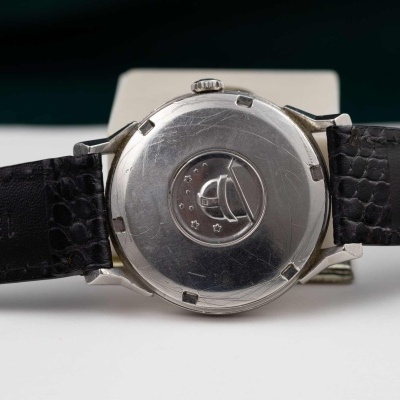 Relógio de pulso com caixa metálica prateada e bracelete em couro preta