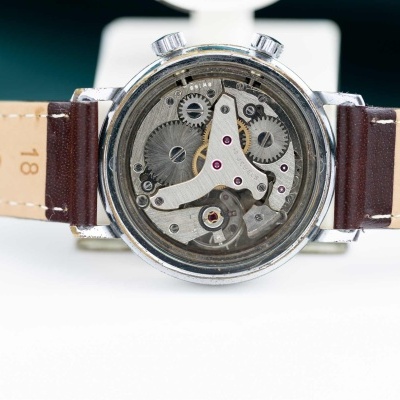 Relógio com mecanismo interno e bracelete em pele