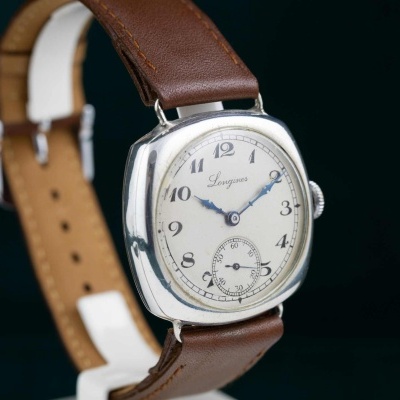 Relógio vintage Lonjon com bracelete de couro castanha e caixa metálica prateada