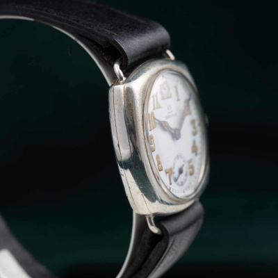 Relógio de pulso analógico com mostrador branco e pulseira preta