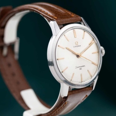 Relógio Omega Seamaster 30 com caixa prata e bracelete castanha