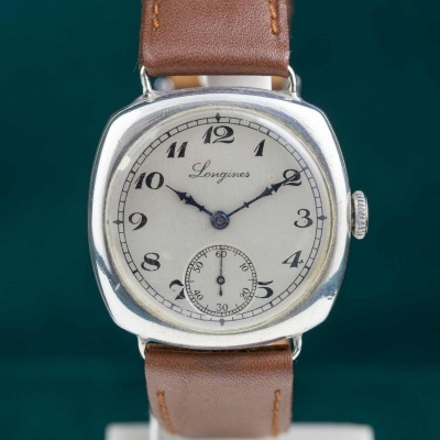Relógio Longines com bracelete de pele castanha e mostrador branco vintage