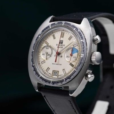 Relógio Tissot PR516 com bracelete de couro preta e mostrador creme com detalhes azul e vermelho