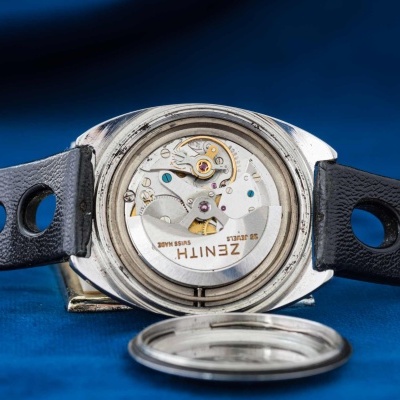 Relógio Zenith com bracelete preta e mecanismo visível