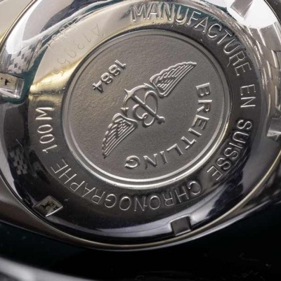 Relógio de pulso em aço inoxidável com fundo gravado e fecho metálico