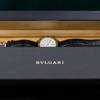 Relógio Bvlgari com pulseira de couro preto em caixa preta de apresentação