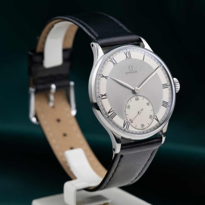 Relógio de pulso Omega com mostrador cinza e pulseira preta