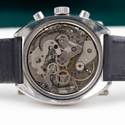 Relógio com mecanismo interno visível e bracelete preto