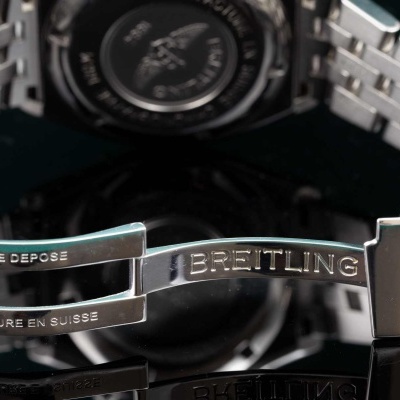 Relógio Breitling prateado com bracelete de elos e fecho dobrável com gravações