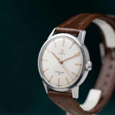 Relógio Omega Seamaster 30 com pulseira de couro castanho