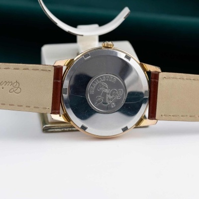 Relógio de pulso em aço inoxidável com pulseira de couro castanho