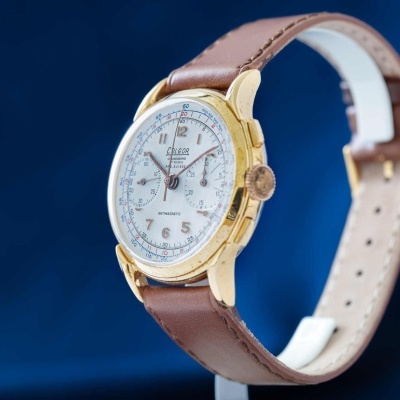 Relógio de pulso com caixa dourada e bracelete de pele castanha