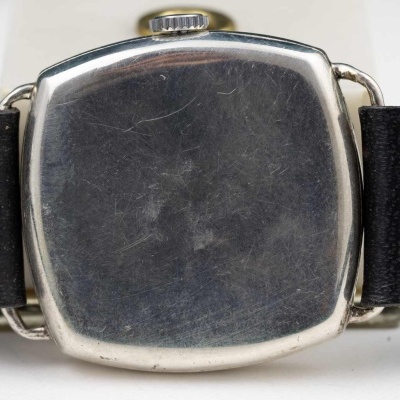 Relógio de pulso com caixa metálica prateada quadrada e correia preta