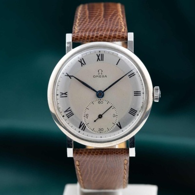 Relógio Omega com bracelete castanha e mostrador prateado