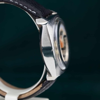 Relógio de pulso com bracelete de couro castanho e caixa metálica prateada