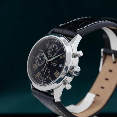 Relógio de pulso com caixa prateada e mostrador preto com números romanos dourados