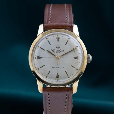 Relógio de pulso Corbert com bracelete de couro castanho e mostrador branco com ponteiros dourados