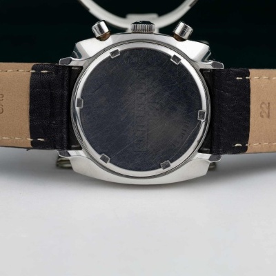 Relógio com caixa metálica redonda e bracelete de couro castanho escuro e claro