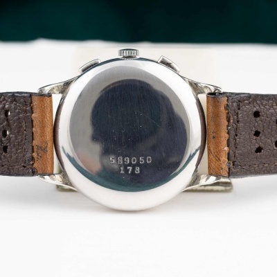 Relógio de pulso com caixa metálica e pulseira de couro castanha