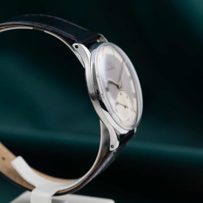 Relógio de pulso com caixa prateada e pulseira preta