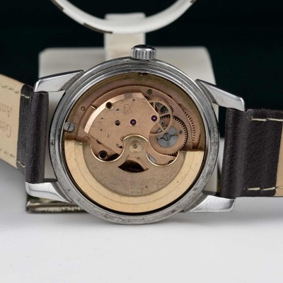 Relógio de pulso com mecanismo mecânico e bracelete de couro castanho claro