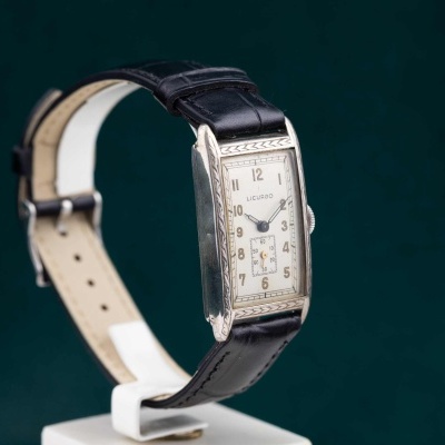 Relógio de pulso Licurgo com bracelete preta em pele e caixa retangular prateada