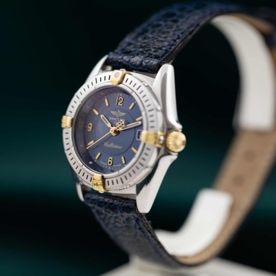 Relógio de pulso com bracelete em pele preta e mostrador azul