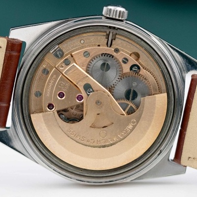 Relógio mecânico com engrenagens e bracelete em pele
