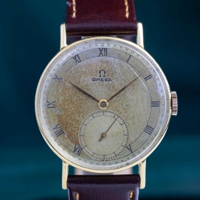 Relógio de pulso Omega com mostrador envelhecido e bracelete de couro castanho