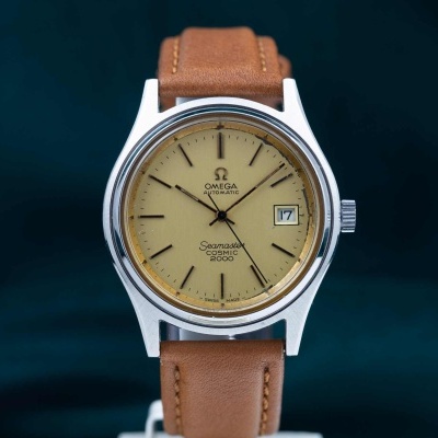Relógio Omega Seamaster com mostrador bege e bracelete de pele castanha