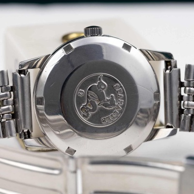 Relógio de pulso prateado com gravação SEAMASTER no verso